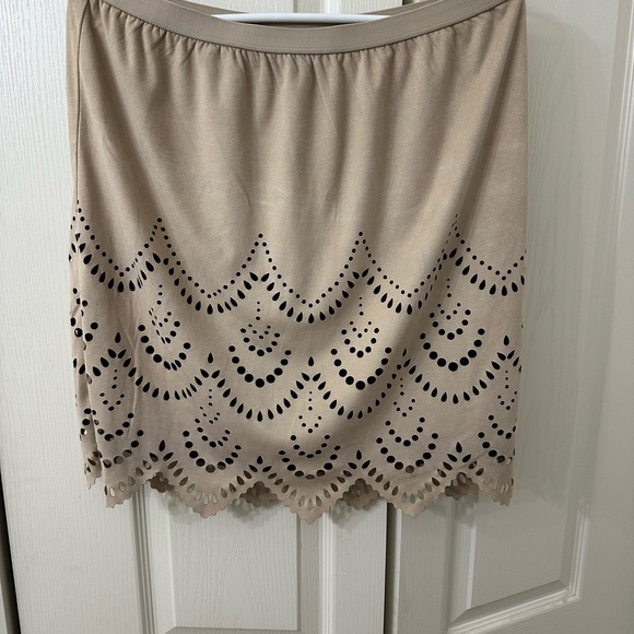 Wrangler Beige Mini Skirt with Black Laser-Cut Design - Picture 1 of 2